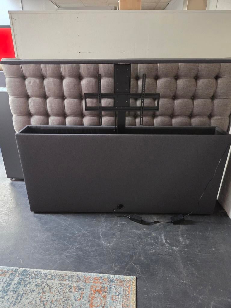 Nieuw Voetbord met TV Lift - Grijs Stof (max 55 inch TV), 150 tot 200 cm, Nieuw, Ophalen of Verzenden, Voetbrod met tv lift