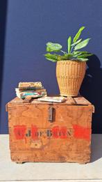 Antieke kist, houten Rode Kruis opbergkist, bijzettafeltje, Minder dan 50 cm, Gebruikt, 50 tot 100 cm, Vintage