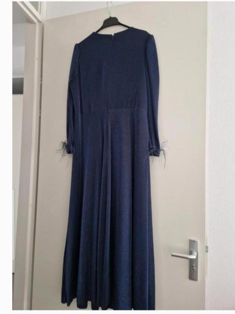 Jurik.Elegante donkerblauwe jurk met veren mouwen, Kleding | Dames, Jurken, Blauw, Maat 46/48 (XL) of groter, Ophalen of Verzenden
