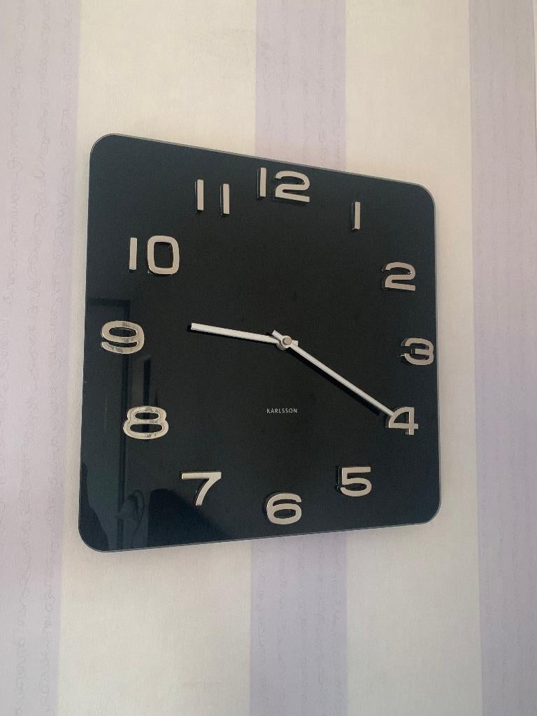Karlsson Wandklok Vintage – Zwart Glas – 35x35cm, Huis en Inrichting, Woonaccessoires | Klokken, Ophalen of Verzenden, Zo goed als nieuw