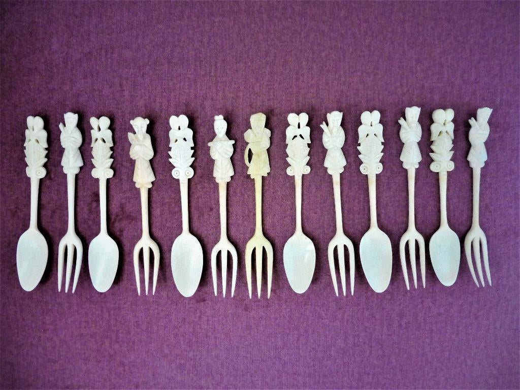 Lepeltje vorkjes leggers gesneden krokodil bloem uit China, Antiek en Kunst, Ophalen of Verzenden