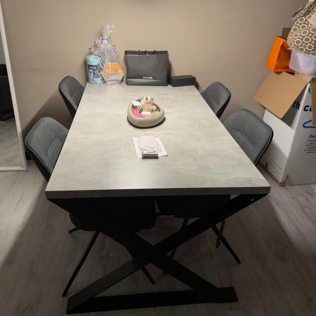 Grijze eettafel + donkergrijze/zwarte stoelen, Ophalen, 50 tot 100 cm, Zo goed als nieuw, 150 tot 200 cm