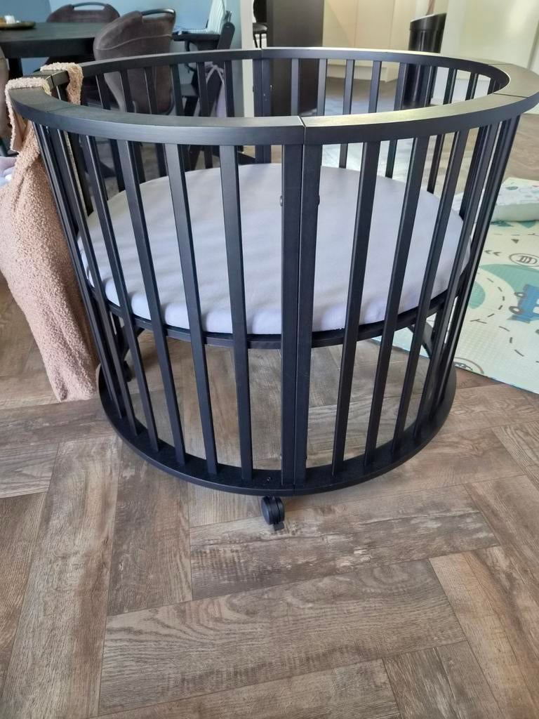 Zwarte ronde baby box op wieltjes. Zo goed als nieuw, Kinderen en Baby's, Boxen, Ophalen, Zo goed als nieuw, Rond, Wieltjes