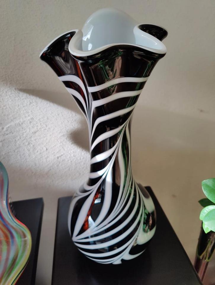 Zwart-witte vaas met golvende rand, Antiek en Kunst, Antiek | Vazen, Ophalen of Verzenden