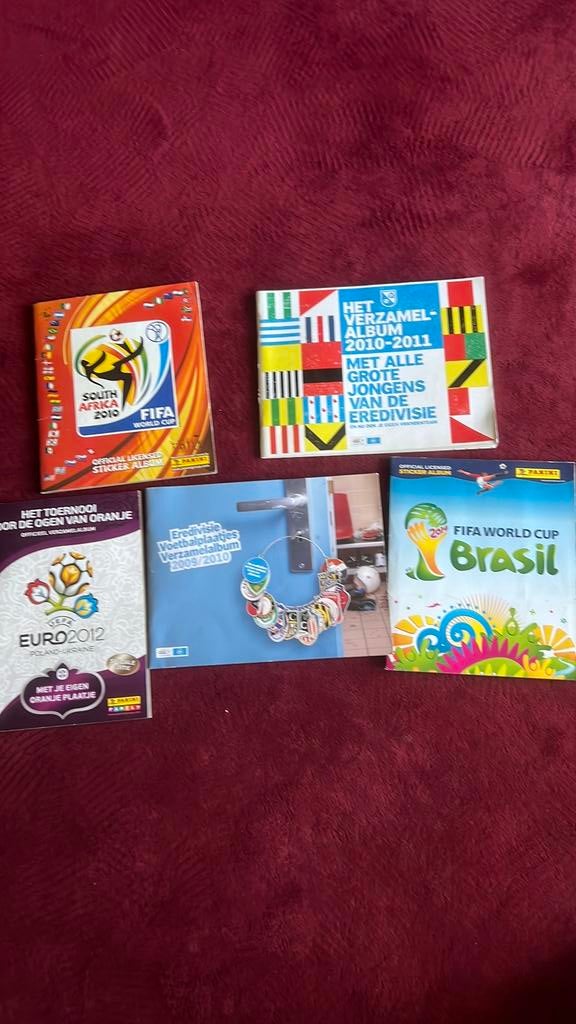 Vijf complete nette albums met voetbalstickers, Hobby en Vrije tijd, Stickers en Plaatjes, Ophalen of Verzenden, Zo goed als nieuw