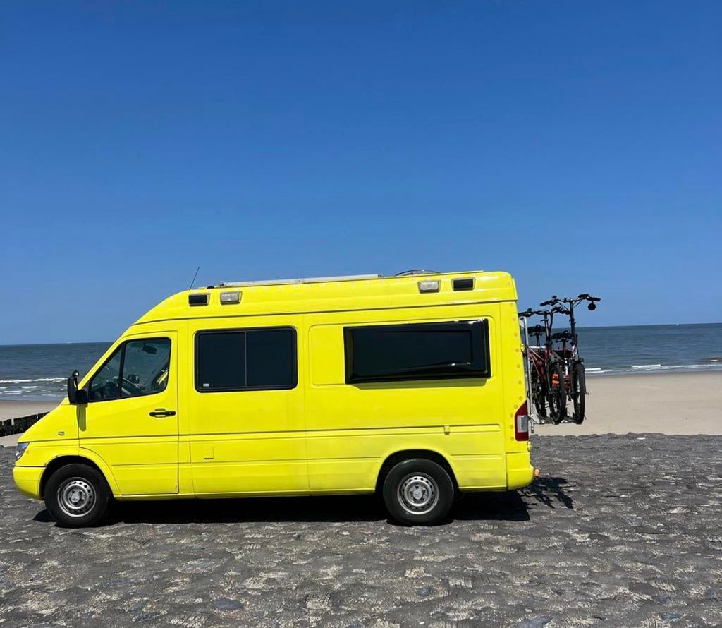 Campulance/ ambulance omgebouwd tot kampeerbusje, Caravans en Kamperen, Particulier, Buscamper of Camperbus, Mercedes-Benz