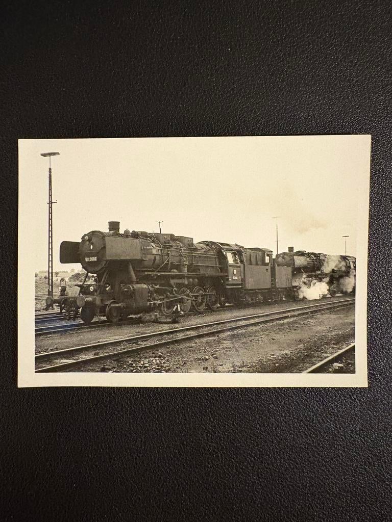 Foto stoomlocomotieven DB 50 2898 en 50 2692 te Wesel (1965), Ophalen of Verzenden, Gebruikt, Trein