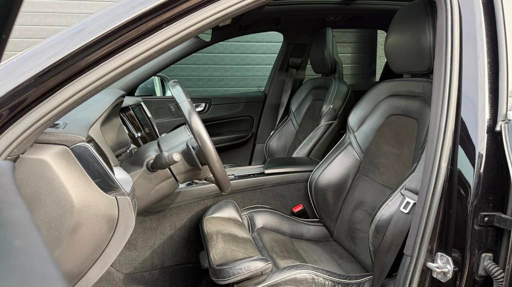 Volvo XC60 2.0 T5 AWD R-Design| Luchtvering | Pano | Camera|, Auto's, Automaat, Gebruikt, Zwart, 4 cilinders