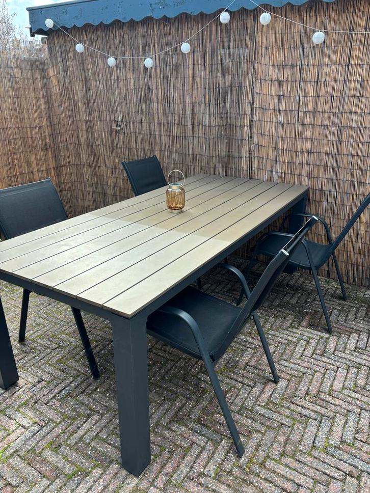 Tuintafel met 4 stoelen - Gebruikt maar stevig, Tuin en Terras, Tuintafels, Gebruikt, Rechthoekig, Metaal, Ophalen