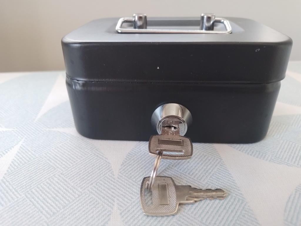 Zwart metalen geldkistje met sleutels 10x8x5, Verzamelen, Spaarpotten, Ophalen of Verzenden, Zo goed als nieuw, Metaal of Blik