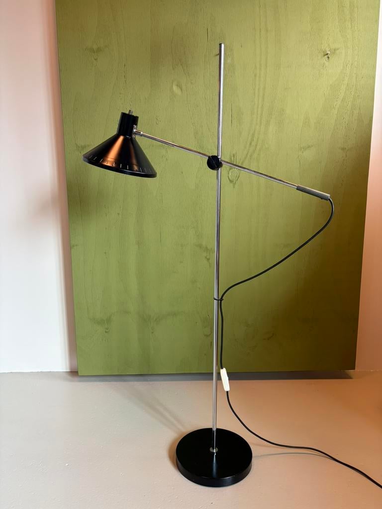 Anvia vloerlamp J.J.M. Hoogervorst.  Anvia, Almelo, Huis en Inrichting, Lampen | Vloerlampen, Ophalen, Almelo, Anvia Raak Gepo Louis Poulsen Dijkstra Artifort