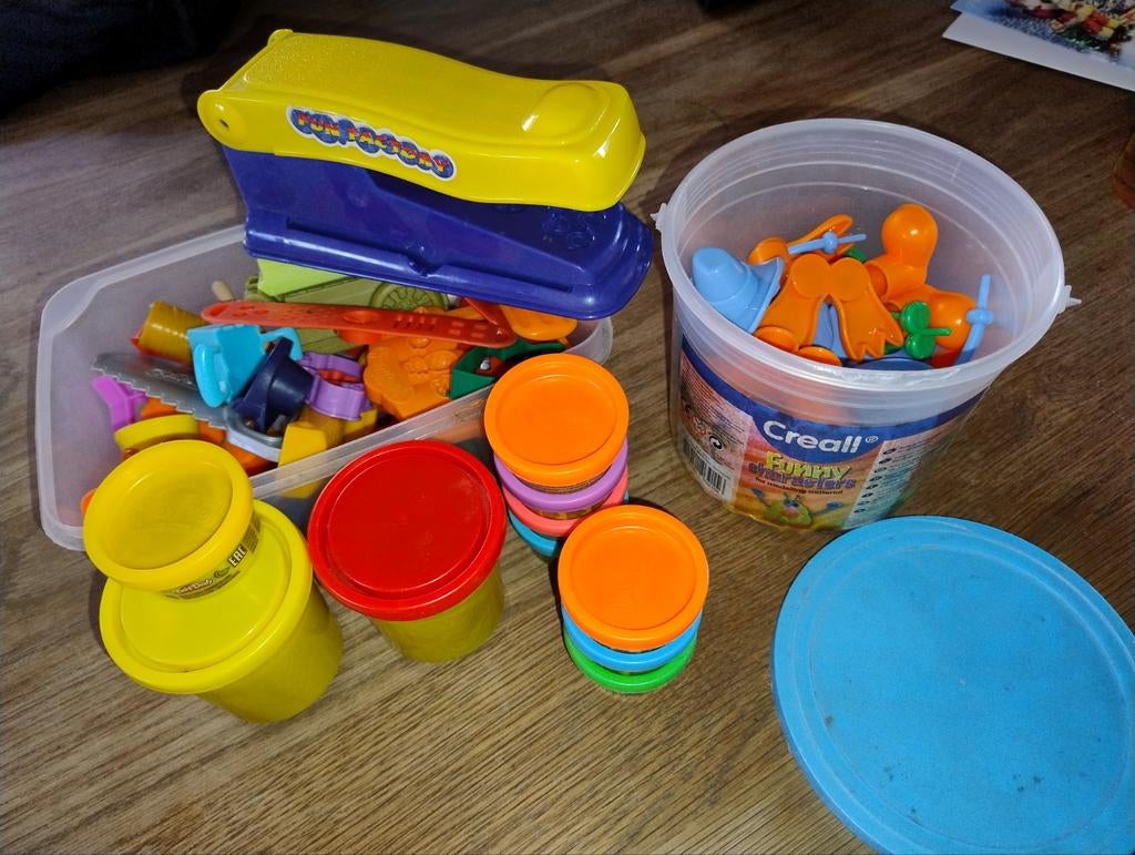 Klei set met vormpjes en accessoires, Ophalen of Verzenden, Gebruikt, Knutselen