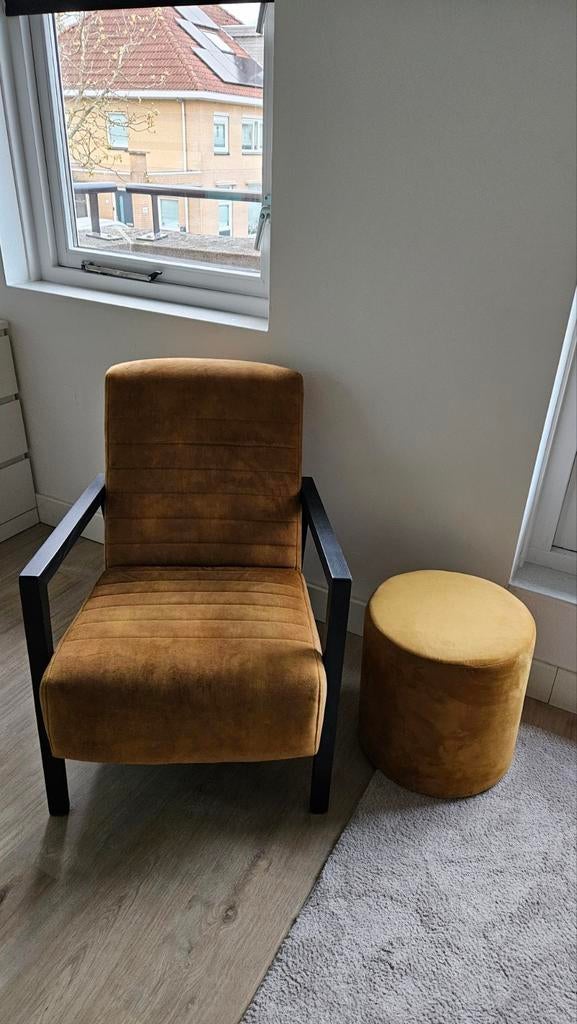 Fauteuil met poefje in oker, Huis en Inrichting, Fauteuils, Ophalen, Gebruikt, 75 tot 100 cm, Stof