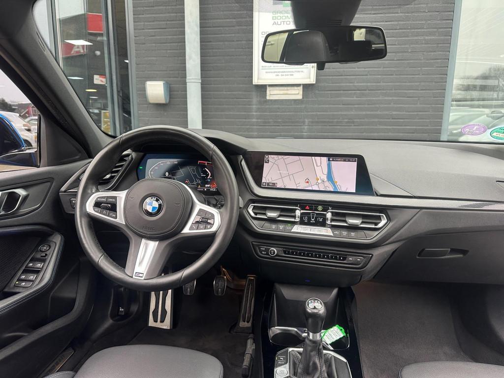 BMW 1-serie 118i Executive Edition/PANO-DAK/NAVI/CARPLAY/LED, Auto's, Gebruikt, Blauw, Bedrijf, Handgeschakeld