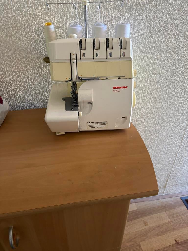 Bernina 1100D Lockmachine - Zo goed als nieuw, Hobby en Vrije tijd, Naaimachines en Toebehoren, Ophalen, Zo goed als nieuw, Lockmachine