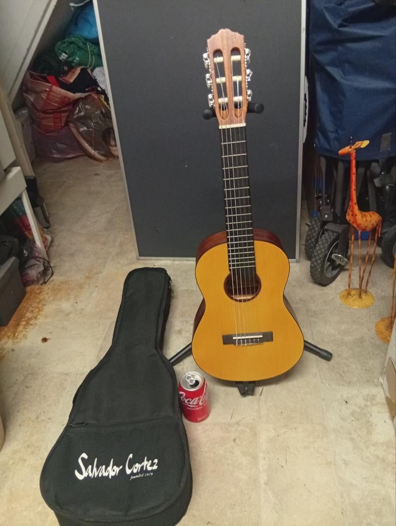 Klein Salvador Cortez Klassieke Gitaar met hoes, Ophalen of Verzenden, Gebruikt, Klassieke of Spaanse gitaar, Met koffer