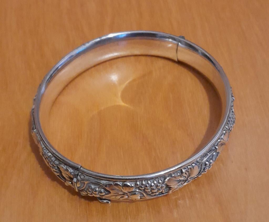 Zilveren ronde vintage armband met druiven-motief in relief, Ophalen, Gebruikt, Zilver, Zilver