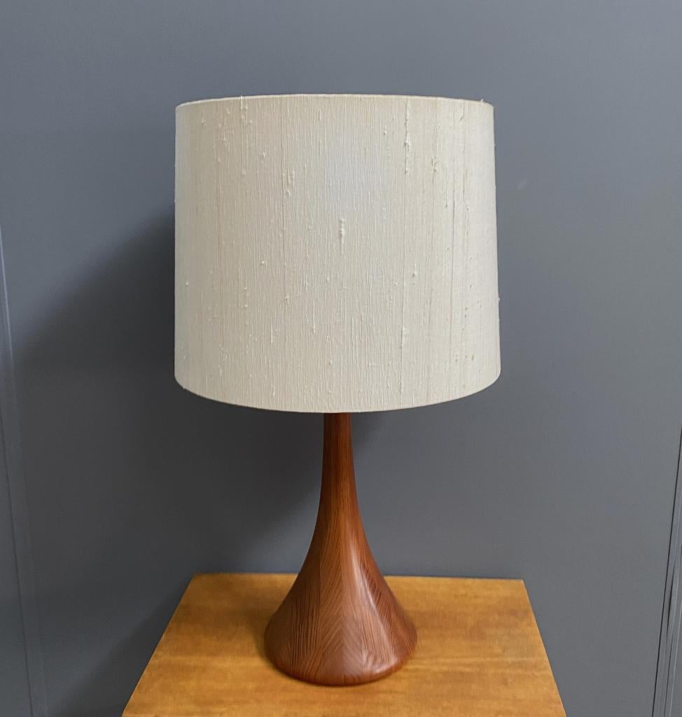 70 jaren TEAK trompet voet tafel lamp DOMUS witte kap 3licht, Ophalen, Gebruikt, Vintage, Stof