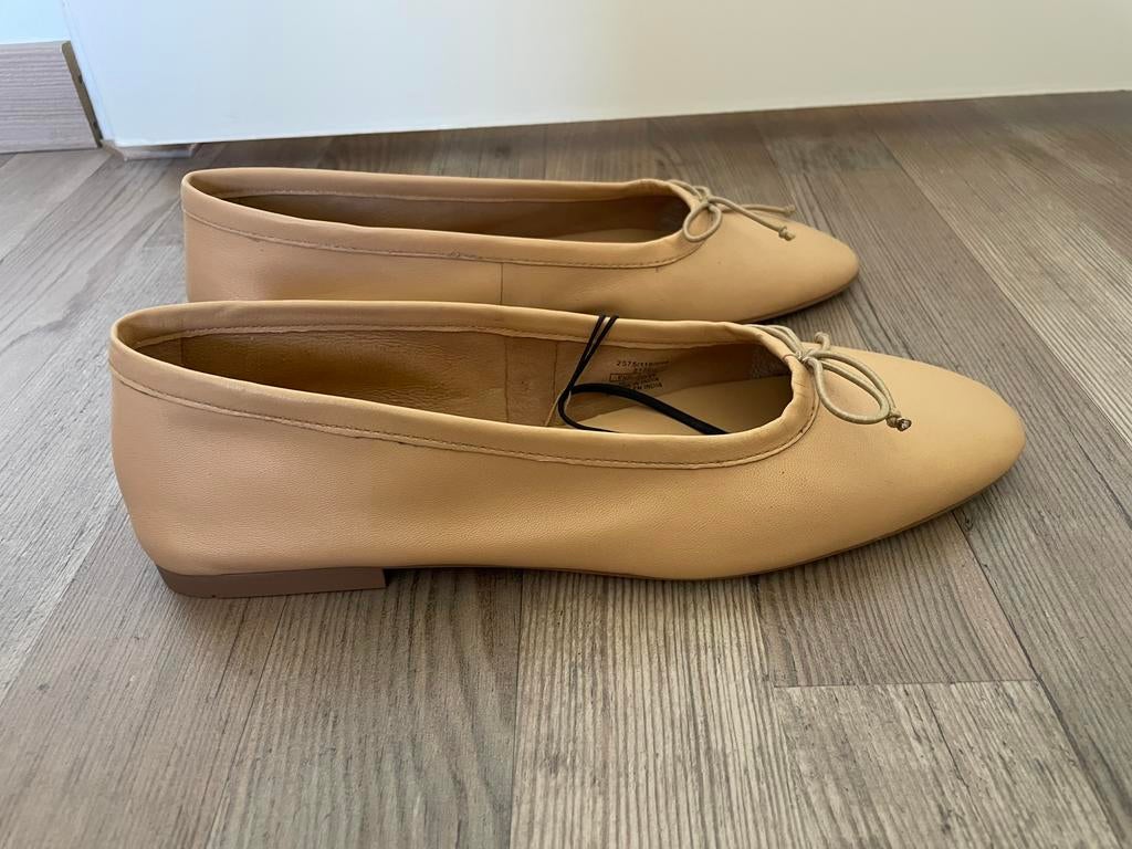 Nieuw met prijsk beige leren ballerina’s van Zara maat 38, Beige, Nieuw, Ballerina's, Ophalen of Verzenden