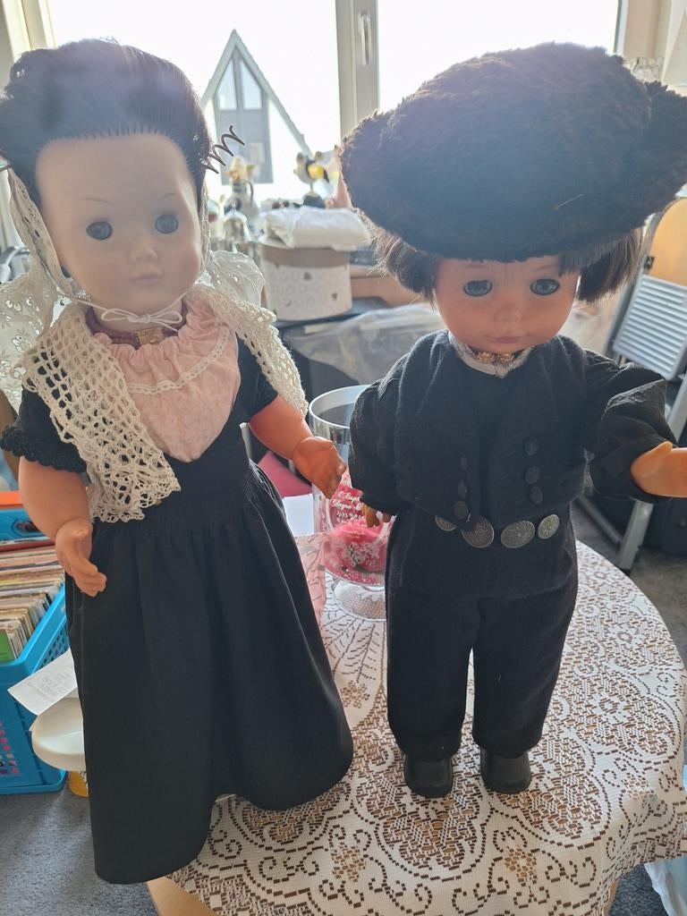 2 poppen in zeeuwse klederdracht walcheren, Ophalen of Verzenden, Gebruikt, Pop