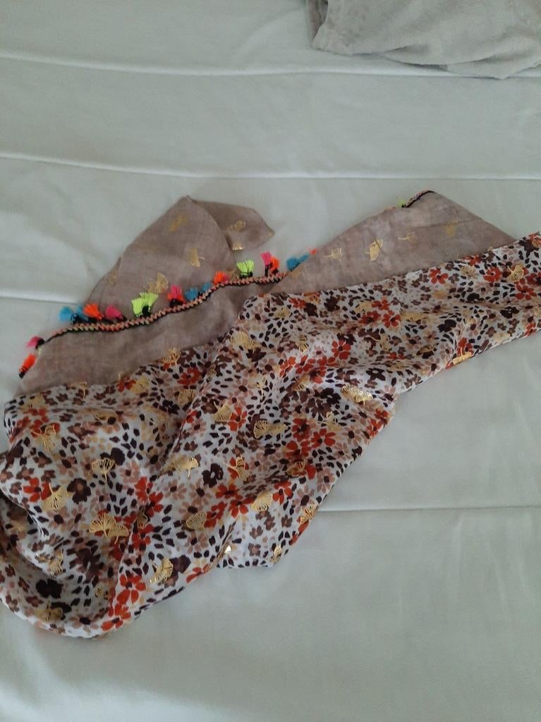 Mooie sjaal met print met goud en oranje NIEUW!!!, Kleding | Dames, Mutsen, Sjaals en Handschoenen, Ophalen of Verzenden, Nieuw