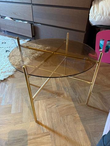 leuk bijzettafel met gerookt glasblad en goud beschikbaar voor biedingen