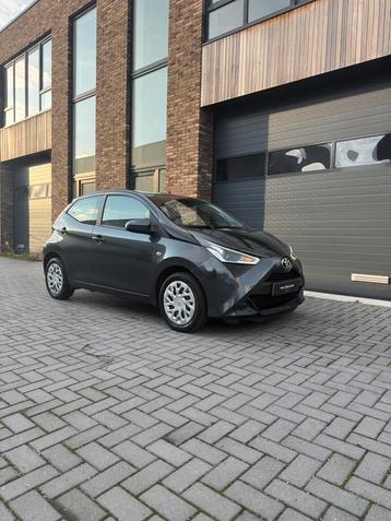 Toyota Aygo 1.0 X-play 5D 2019 Grijs Carplay/Camera beschikbaar voor biedingen