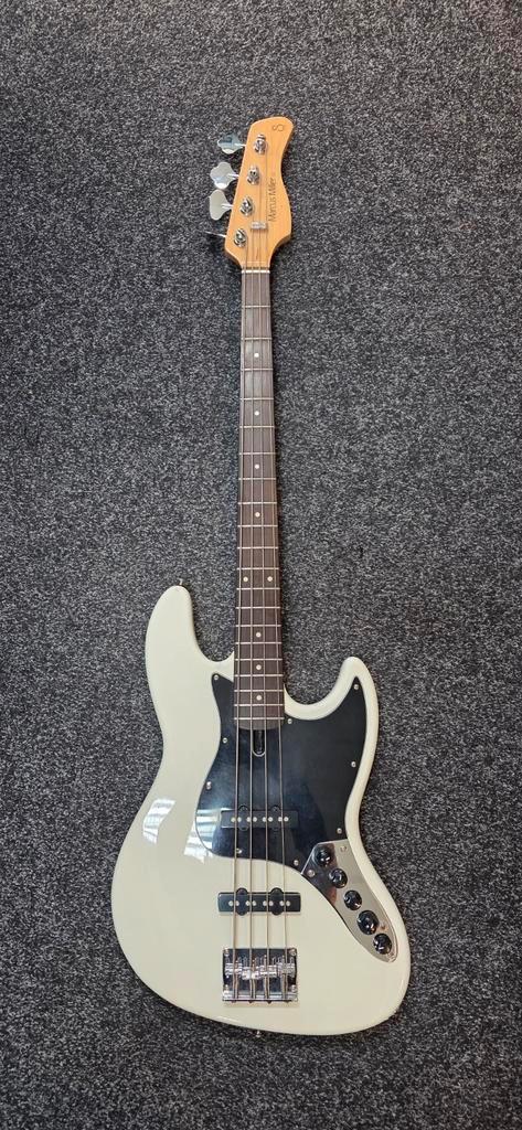 Marcus Miller V3 sire 8, Muziek en Instrumenten, Snaarinstrumenten | Gitaren | Bas, Gebruikt, Ophalen
