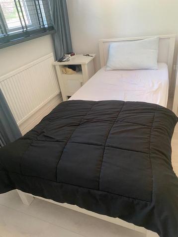 Bed met nachtkastje beschikbaar voor biedingen