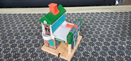 Thomas de trein hout Station lichtjes, Kinderen en Baby's, Speelgoed | Thomas de Trein, Zo goed als nieuw, Ophalen of Verzenden