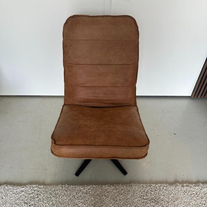 Gratis bezorging - Inno living Odin - Cognac met hocker, Huis en Inrichting, Fauteuils, Gebruikt, Leer, Metaal, 50 tot 75 cm, 75 tot 100 cm