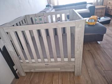 Coming box eiken grijs met matras en kleden beschikbaar voor biedingen