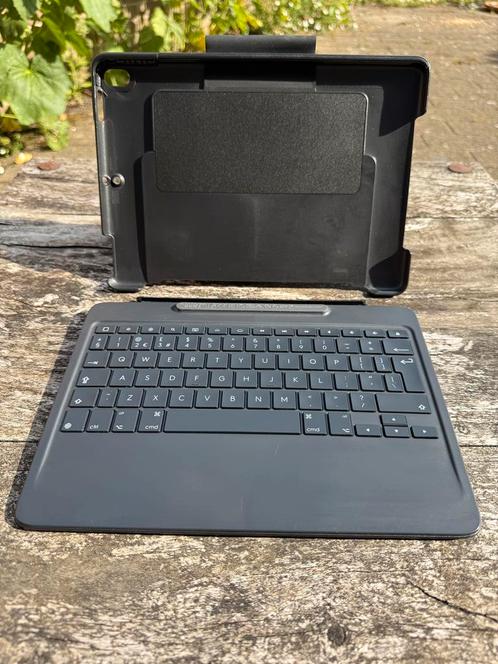 Logitech Slim Combo iPad Pro 10.5 Keyboard Case!, Computers en Software, Tablet-hoezen, Zo goed als nieuw, Bescherming voor- en achterkant