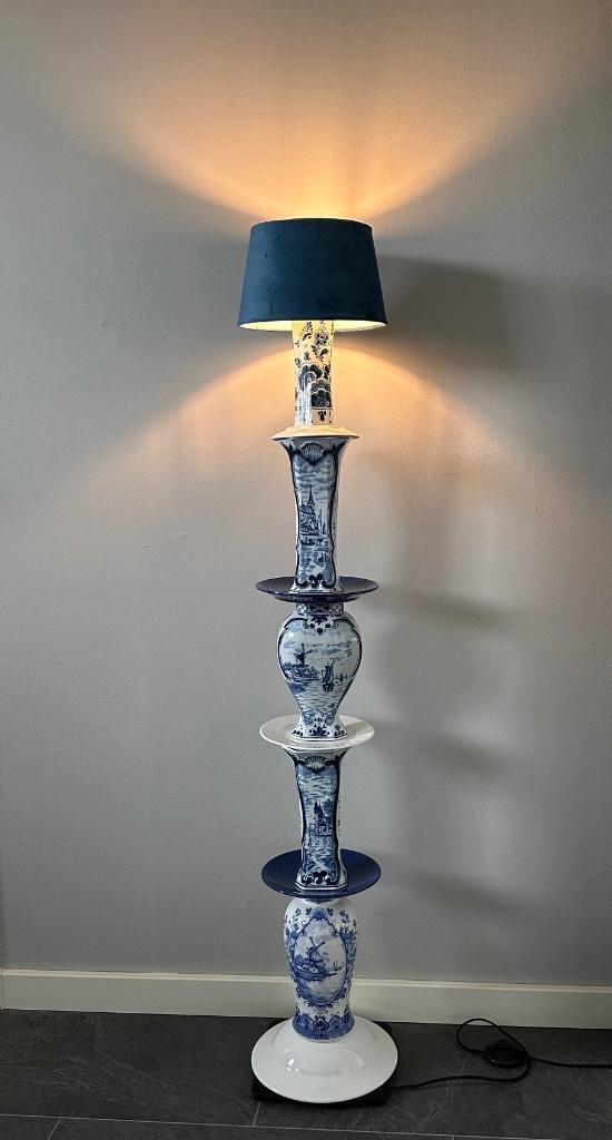 Vloerlamp gemaakt van servies en Delfts blauw kaststel., Huis en Inrichting, Lampen | Vloerlampen, Gebruikt, 150 tot 200 cm, Overige materialen