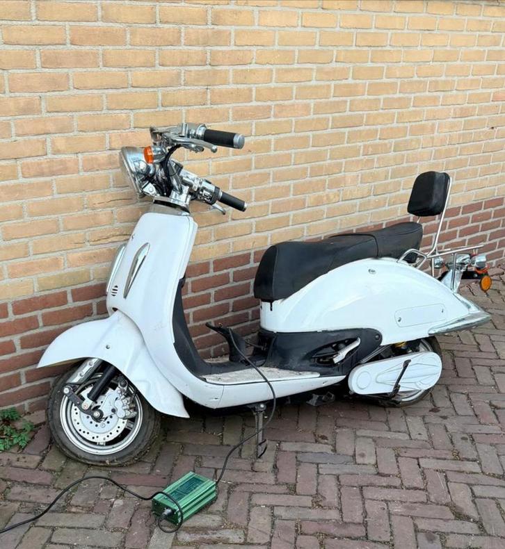 Electrische Scooter - nooit gebruikt, de garage moet leeg, Fietsen en Brommers, Brommeronderdelen | Scooters, Gebruikt, Overige merken