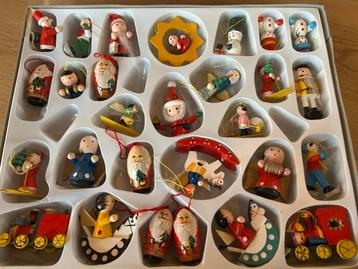 Houten, brocante, nostalgische oude kerstfiguurtjes beschikbaar voor biedingen