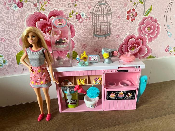 Barbie bakkerij - Career Cake Decorating Playset, Kinderen en Baby's, Speelgoed | Poppen, Zo goed als nieuw, Barbie, Ophalen of Verzenden