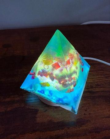 Orgonite Piramide Bureaulampje beschikbaar voor biedingen