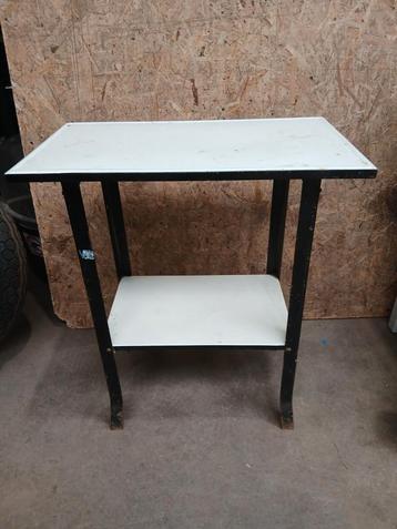 Vintage Bijzettafel met Emaille Blad beschikbaar voor biedingen