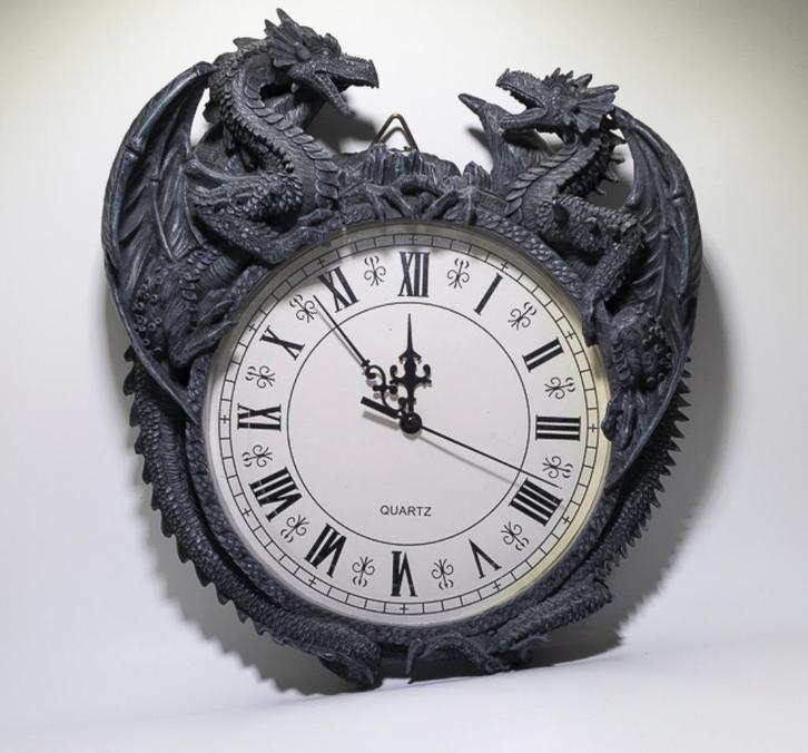 Drakenklok met keltische draken figuren, Huis en Inrichting, Woonaccessoires | Klokken, Zo goed als nieuw, Wandklok, Analoog, Ophalen of Verzenden
