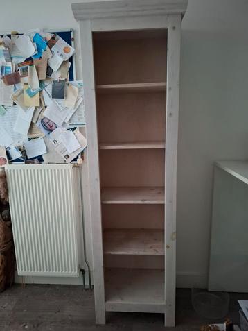Witte (boeken of keuken) kast stevig mag bijna gratis mee beschikbaar voor biedingen