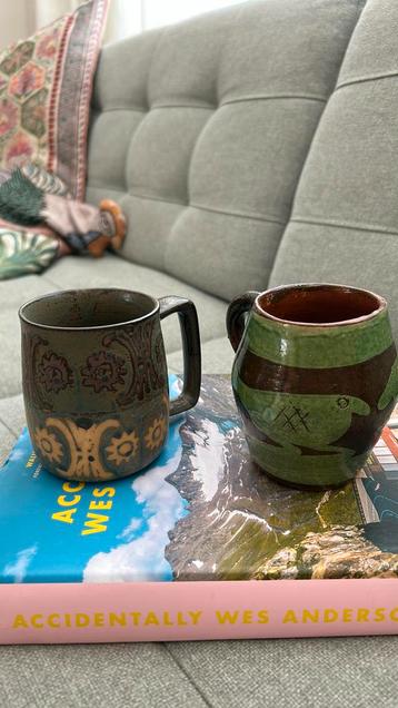 2 bijzondere vintage keramiek mokken in groen en bruin  beschikbaar voor biedingen