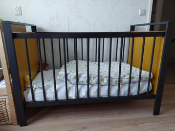 Ledikantje incl. matras en dekbedden beschikbaar voor biedingen