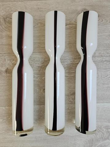 Set van drie moderne (melk)glazen vazen (wit-zwart/paars) beschikbaar voor biedingen