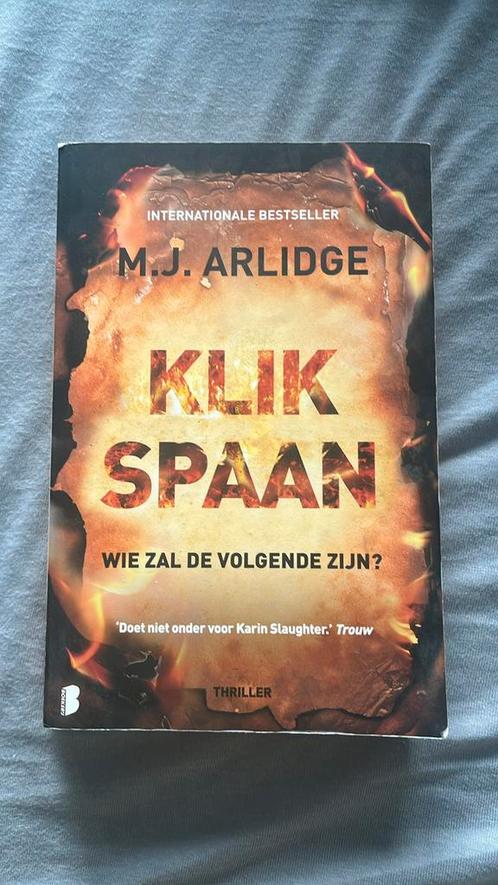 M.J. Arlidge - Klikspaan, Boeken, Thrillers, Zo goed als nieuw, Nederland, Ophalen of Verzenden