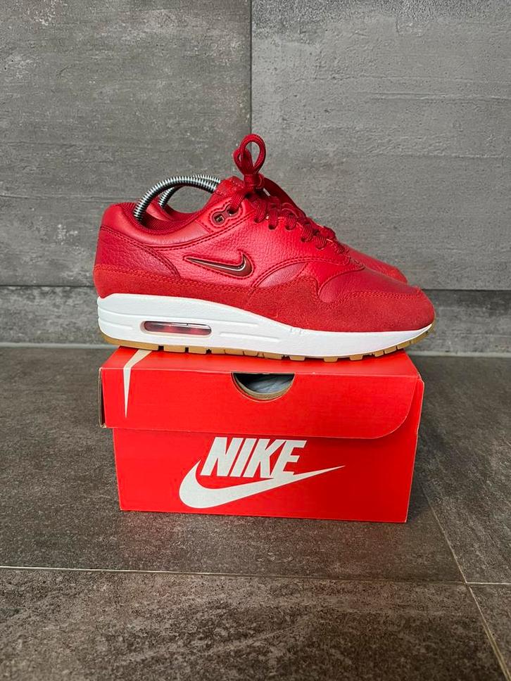 Nike Air Max 1 Jewel Gym Red | Maat 37.5, Kleding | Dames, Schoenen, Zo goed als nieuw, Sneakers of Gympen, Rood, Ophalen of Verzenden