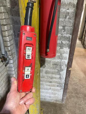Hijsinrichting 1000kg - 380V beschikbaar voor biedingen
