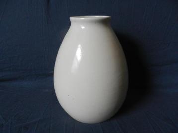 Grote geheel witte vaas St. Lukas Maarssen model 31 h 27 cm beschikbaar voor biedingen