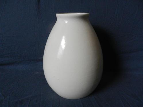 Grote geheel witte vaas St. Lukas Maarssen model 31 h 27 cm, Antiek en Kunst, Antiek | Keramiek en Aardewerk, Ophalen of Verzenden