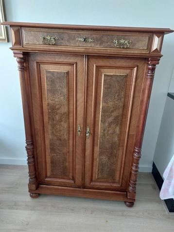 Houten meidenkast antiek   kast beschikbaar voor biedingen